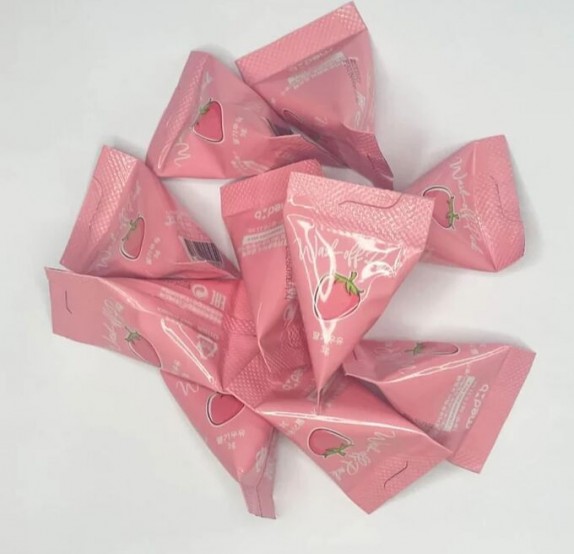 Заказать онлайн Med:B Глубоко очищающая клубничная маска Strawberry Milk Wash Off Pack 3g в KoreaSecret