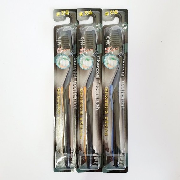 Заказать онлайн Mashimaro Зубная щётка с углем Ion Ag Toothbrush в KoreaSecret